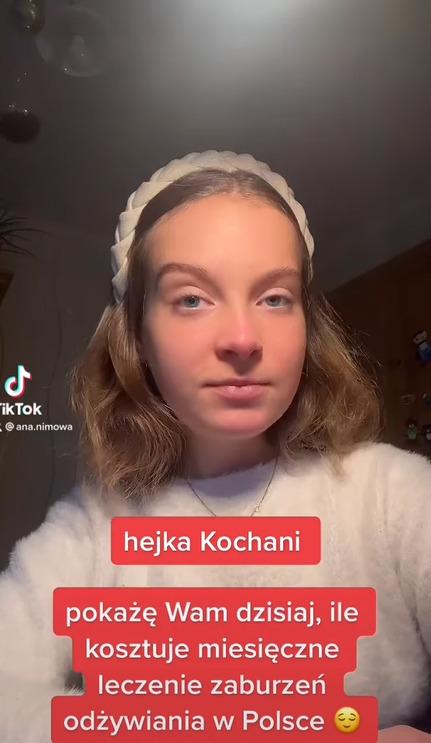 Screen z tiktoka z tekstem: "hejka Kochani. pokażę wam dzisiaj, ile kosztuje miesięczne leczenie zaburzeń odżywiania w Polsce"